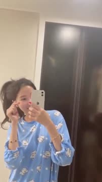 baju biru pamer iphone depan kaca
