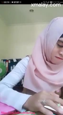 Cewek melayu tudung tayang tetek -