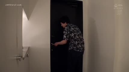 JAV Subtitle Indonesia MEYD-718 Riho Fujimori Selingkuh Ketika Istri Mandi -