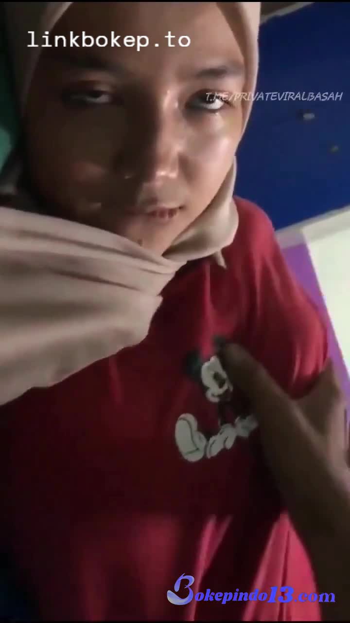 Hijab baju merah merem melek di ewe menggeliat