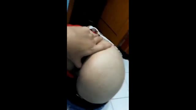 Video Bokep Cowoknya Keasikan Mainin Pantat Ceweknya