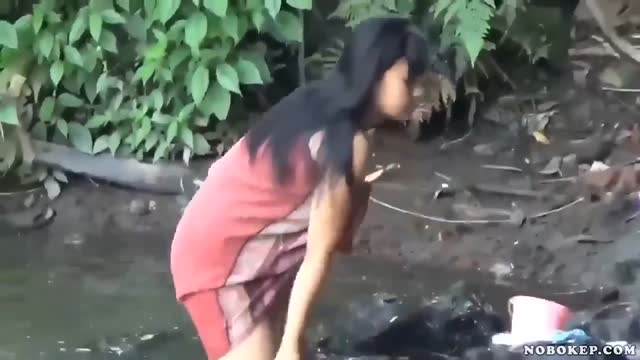 Bokep Indo Ngintip bunga desa Lagi Mandi di Sungai