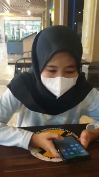 Cewek hijab Surabaya dibayar buat bikin konten