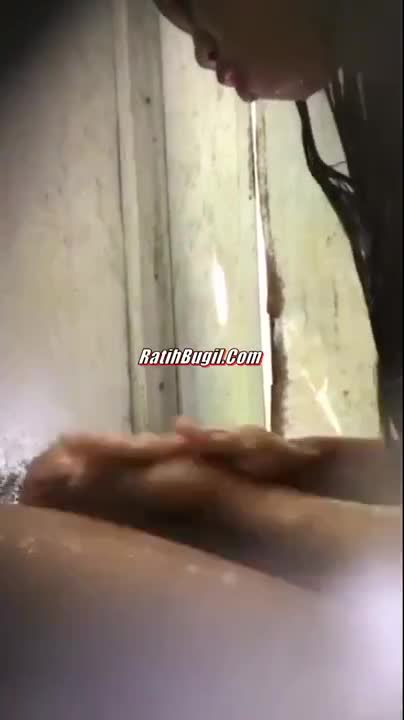 NGINTIP MANDI KAKAK SEPUPU BODYNYA BIKIN NGACENG
