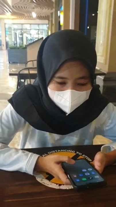 Cewek hijab Surabaya dibayar buat bikin konten - PoopHD - PoopHD