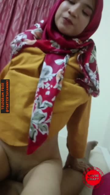 KERUDUNG MERAH SUKA WOT
