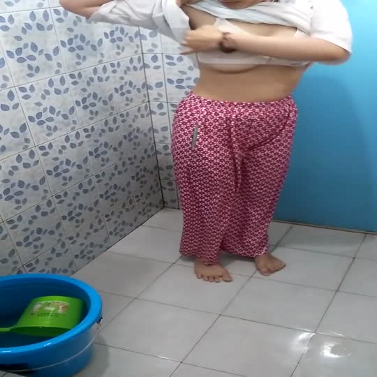 ngintip kamar mandi sepupu - DoodStream