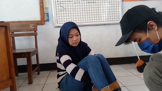 Jilbab biru diikat
