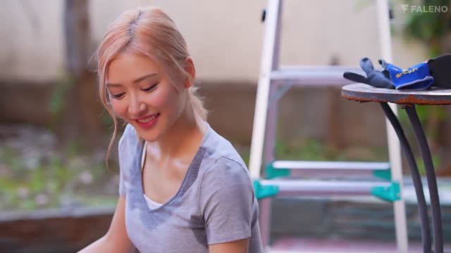 Selama liburan musim panas, saya sendirian dengan seorang kakak perempuan dewasa yang datang untuk memperbaiki AC, dan ereksi saya ditemukan ketika saya mengenakan pakaian tipis dan tanpa bra, dan saya dijadikan pelacur oleh tumpukan keringat- mengemudi creampie.Ranran Fujii