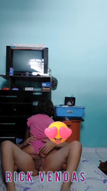 Diajari bergoyang oleh calon papa tiri
