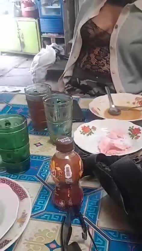 VIDEO BOKEP EKSIB TANTE STW PAMER TOKET  DI WARUNG.mp4