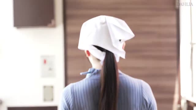 Jav sub indo - DLDSS-375 Wanita pengurus rumah tangga yang berkeringat dan berbadan besar tidak diperbolehkan! Yuko Ono sedang sibuk bekerja di asrama karyawan baru (AC rusak) dan ketika dia mengalami ereksi pada garis tubuh bagian bawahnya yang berkering
