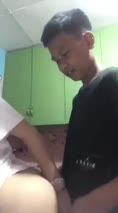 Adik tusuk kakak dari belakang