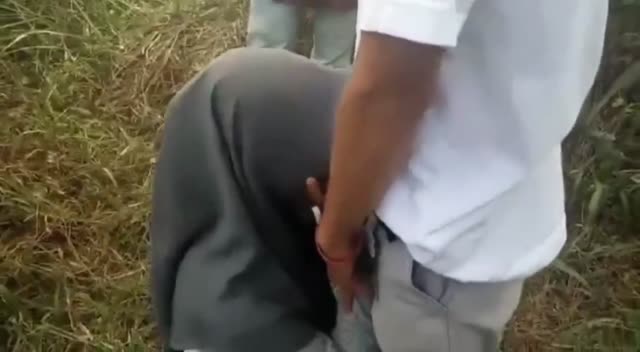 KETAHUAN DISURUH NGEWE EKSTRIM SAMA WARGA - PoopHD.mp4