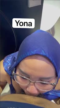 Tante hijab nyepong depan pintu