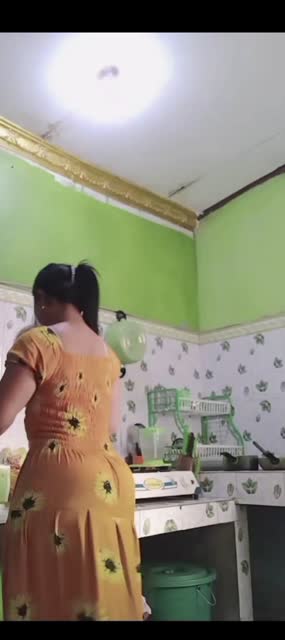 temenin tante dewi masak sambil joget pantat yuk  idaman banget tabte bokong gede ini(720P HD)