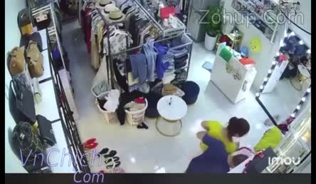 CCTV Maling perkosa pemilik toko pake pisau